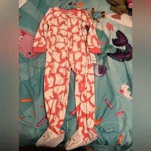 Toddler Girl Carter’s polar bear fleece footed pajamas.